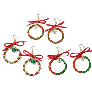 Boucles d'oreilles Noël en perles faites main avec nœuds en velours rouge et crochets