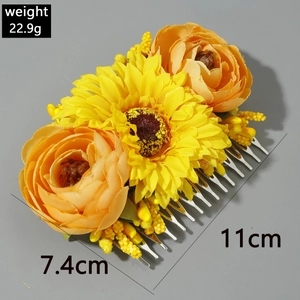 Detail view of sunflower hair comb with orange flowers and dimensions 11cm x 7.4cm
