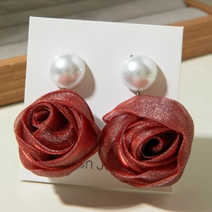 Boucles d'oreilles élégantes roses rouges en maille avec perles sur présentoir