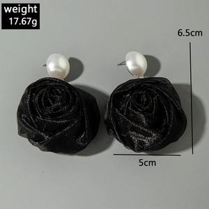 Détails de grandes boucles d'oreilles roses en tissu noir avec perles et dimensions
