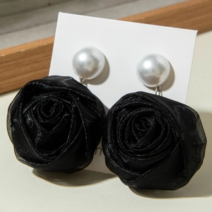 Boucles d'oreilles roses en tissu noir 3D avec perles blanches et pétales élégants