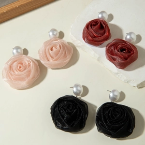 Vue détaillée de boucles d'oreilles roses en tissu faites main avec perles élégantes en trois tons