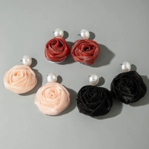 Détails de boucles d'oreilles roses en tissu avec grandes perles blanches en trois couleurs