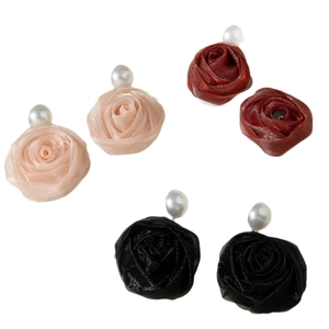 Trois paires de boucles d'oreilles roses en tissu avec perles en champagne, rouge et noir