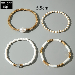 Lot de quatre bracelets perlés élégants avec perles irrégulières et billes dorées
