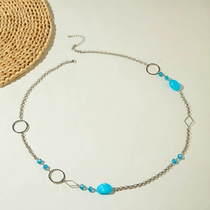 Gedetailleerde macro-opname van boho gelaagde ketting met turquoise kralen