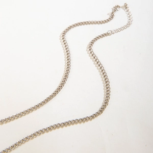 Detail van zilveren kralenketting met karabijnsluiting en verstelbare verlenging