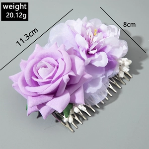 Détail du peigne à cheveux en rose violette avec perles blanches et dents en métal