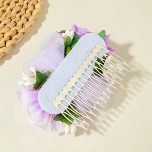 Vue détaillée d'un peigne à cheveux floral violet avec des dents en argent poli