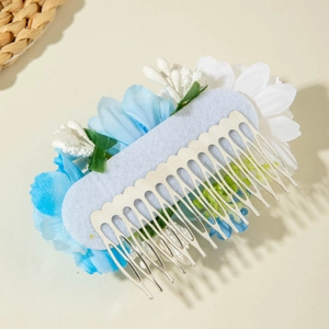 Détail du peigne en métal à 17 dents et du support en feutre bleu de la pince à fleurs