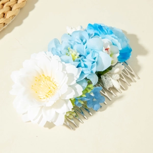 Détail du peigne à cheveux en fleurs de tissu bleu et blanc avec base en métal argenté
