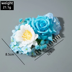 Détail de roses en soie bleues et blanches avec gypsophile sur peigne en métal