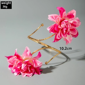 Makroaufnahme: Goldene Spirale-Armspange mit rosa Stoffblumen, 10,2 cm Durchmesser und 36g Gewicht