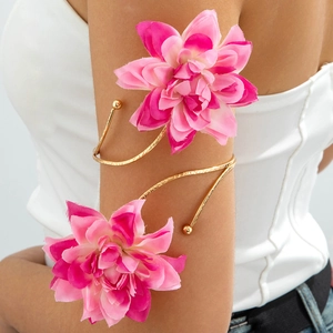 Detailansicht der rosa Stoffblumen und des Golddrahts an der böhmischen Oberarmspange
