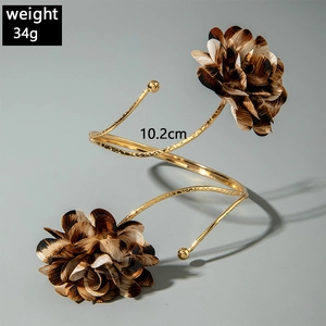 Detailansicht der Schlangen-Armmanschette mit Stoffblumen im Leoprint und 10,2 cm Maß