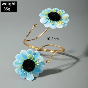 Detail eines hellblauen Stoffblumen-Armreifs aus Goldmetall mit 10,2 cm Durchmesser
