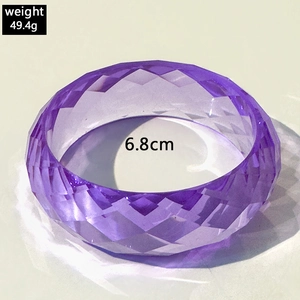 Detail eines lila transparenten Armreifs mit geometrischen Facetten und 6,8 cm Größe
