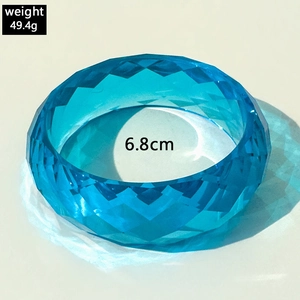 Makroansicht des facettierten blauen transparenten Armreifs mit 6,8 cm Innendurchmesser