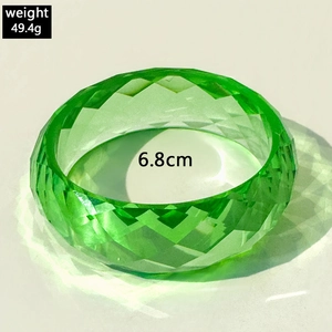Vue détaillée du bracelet vert à facettes indiquant 6,8 cm de diamètre et 49,4 g de poids