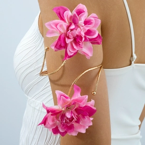 Böhmischer goldener Armreif mit zwei großen rosa Stoffblumen im 3D-Floral-Design