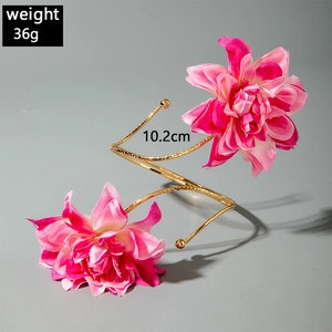 Goldene Spirale Oberarmspange mit rosa Stoffblumen, Gewicht 36g und Größe 10,2 cm