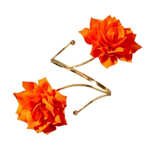 Goldener Spiral-Armreif mit zwei großen orangefarbenen 3D-Stoffblumen für Damen