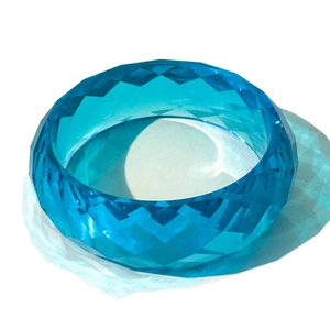 Facettierter geometrischer Armreif in transparentem Seeblau aus glänzendem Harzmaterial