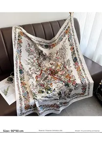 Dettaglio di un foulard in raso 90x90cm con stampa di fiori e uccelli su divano