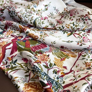 Elegante sciarpa in seta con stampe floreali e uccelli in disposizione drappeggiata