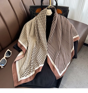Détail du foulard en soie montrant des motifs pied-de-poule et des lignes géométriques