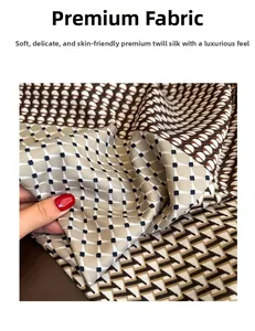 Détail du tissu en soie sergée haut de gamme montrant texture lisse et motifs géométriques