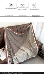 Détail d'un foulard carré à carreaux 90x90cm en polyester marron et beige
