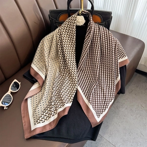 Carré de Soie Satiné Élégant Motif Géométrique pour Femmes Doux Polyvalent Grand Foulard pour Voyage et Bureau