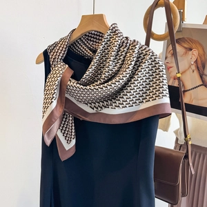 Grand foulard en soie élégant avec motifs géométriques zigzag marron pour femme