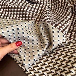 Élégant foulard en soie à motifs géométriques avec texture sergé et finition satinée