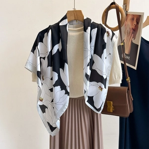 Élégant foulard en satin à fleurs avec pull en maille blanc et jupe plissée