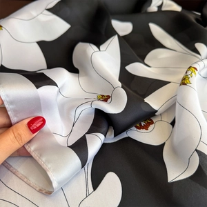 Foulard en satin de soie avec imprimé floral noir et blanc et détails rouge et jaune
