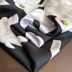Foulard en satin de soie noir et blanc élégant avec grands motifs floraux sur fond de cuir