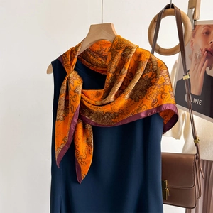 Carré de soie élégant 90cm à motif cachemire orange avec bordure violette raffinée