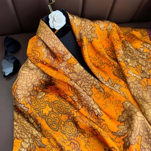 Carré de soie orange avec imprimés floraux dorés vintage et motifs de nuages