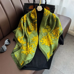 Carré de soie satiné de 90cm avec motif floral de chrysanthèmes jaunes sur fond vert