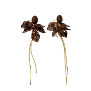Retro amber leopard print petal earrings with elegant golden metal long tassels