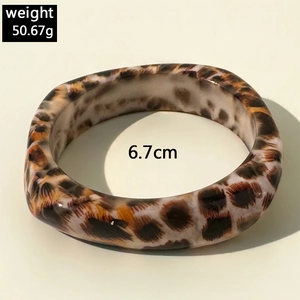 Detail view of leopard print resin bangle with 50.67g weight and 6.7cm inner diameter