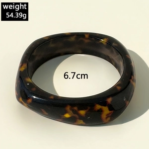 Detail shot of a square resin tortoiseshell bangle with 54.39g weight and 6.7cm diameter