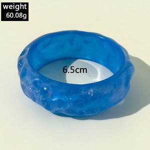 Blue resin bangle detail with water ripple texture and 6.5cm inner diameter dimension