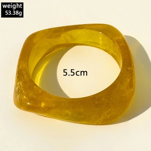 Detalle macro de brazalete de resina amarilla ámbar con diámetro interior de 5,5cm