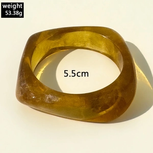 Detalle del brazalete de resina translúcida amarilla de 53,38g y diámetro interno 5,5cm
