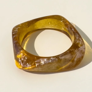 Brazalete de resina ámbar con textura de mármol blanco y diseño cuadrado redondeado