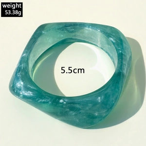 Vista macro de pulsera de resina verde translúcida con diámetro interior de 5,5 cm y texturas