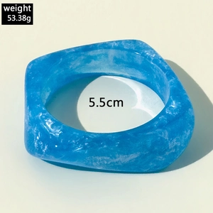 Detalle de brazalete de resina azul con textura de mármol que muestra dimensiones y peso